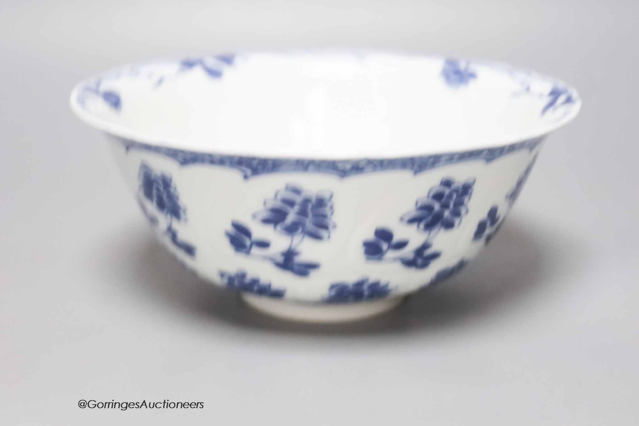 A Chinese blue and white bowl, diameter 20cm
